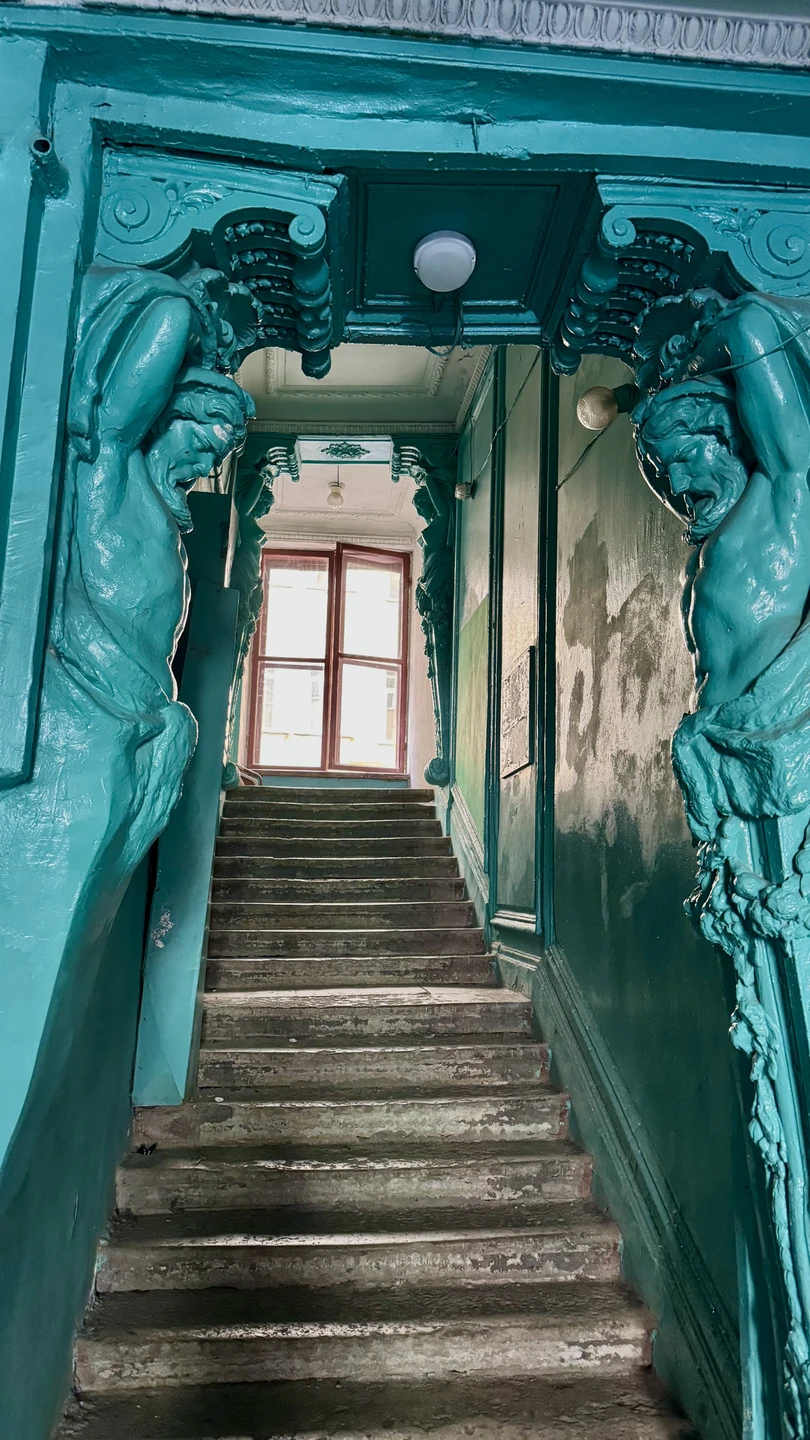 Дом Игнатьева - Доходный дом Фуфаевских. Парадная в Санкт Петербурге. 