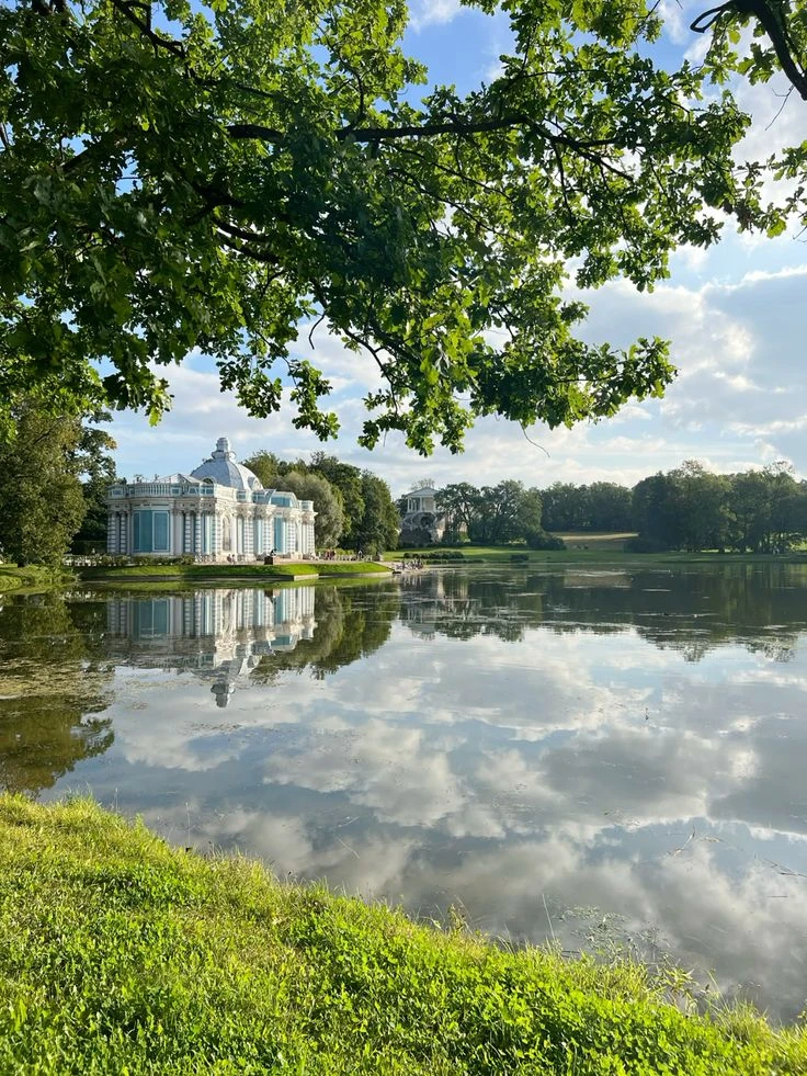 В Царском Селе есть огромный парк с прудами, разными красивыми домиками и аллеями. Зимой здесь всё выглядит как в сказке, а летом утопает в зелени.