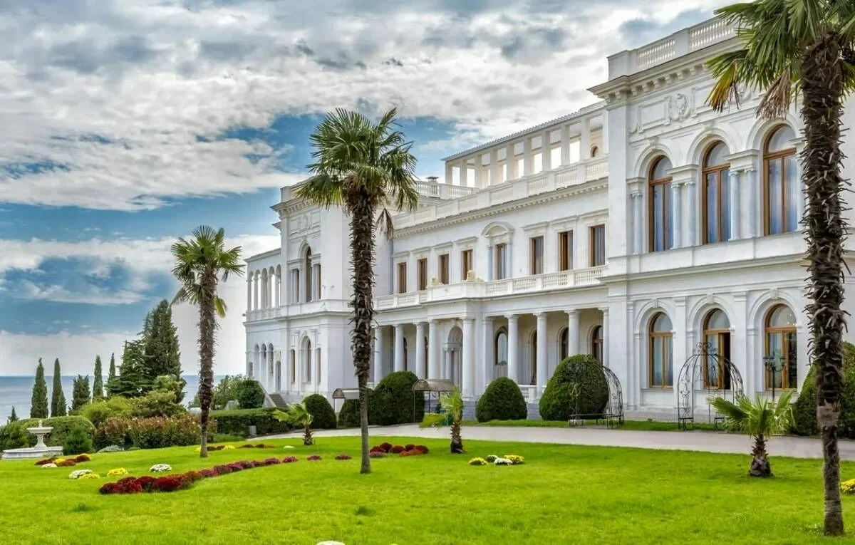 Ливадийский дворец – это просто визитная карточка династии Романовых. Знаете, такой белоснежный красавец в стиле итальянского ренессанса? Его построили для Николая II и его семьи.