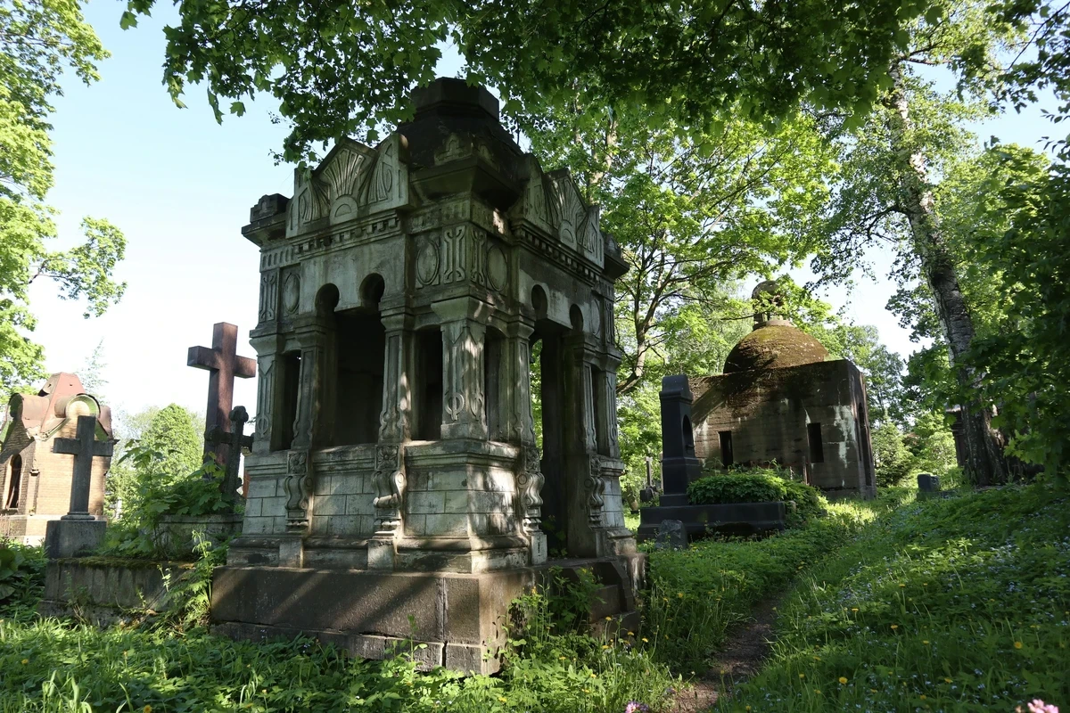 Никольское кладбище Александро-Невской лавры — историко-мемориальный некрополь в Санкт-Петербурге