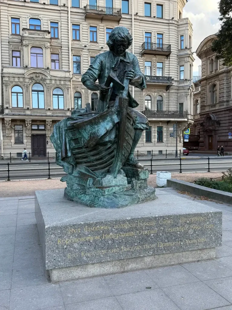 Царь-плотник. Памятник Петру I, изначально установленный в Санкт-Петербурге на Адмиралтейской набережной в 1910 году по модели скульптора Л. А. Бернштама и восстановленный в 1996 году. 