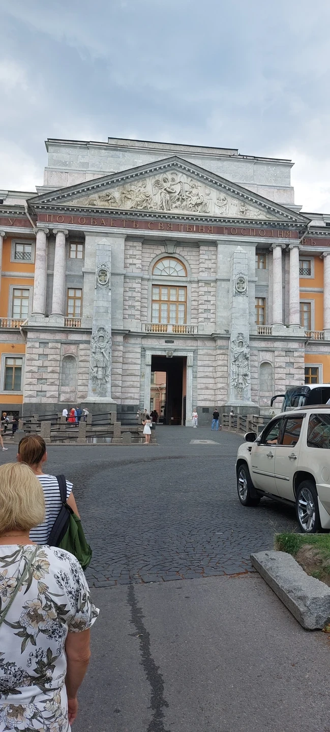 Бывший императорский дворец в центре Санкт-Петербурга. Возведён по заказу императора Павла I на рубеже XVIII-XIX веков в стиле романтического классицизма по типу «замка на воде».