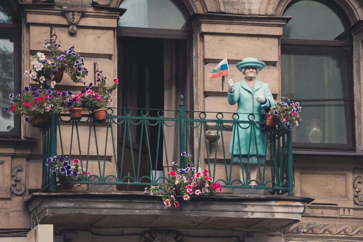 Королева Елизавета на балконе петербургского дома, Люди, Памятники, Санкт-Петербург.
